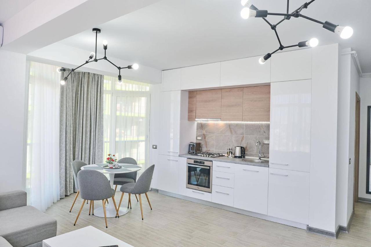 Seascape Apartment Spa N Pool Beach Resort Mamaia Buitenkant foto