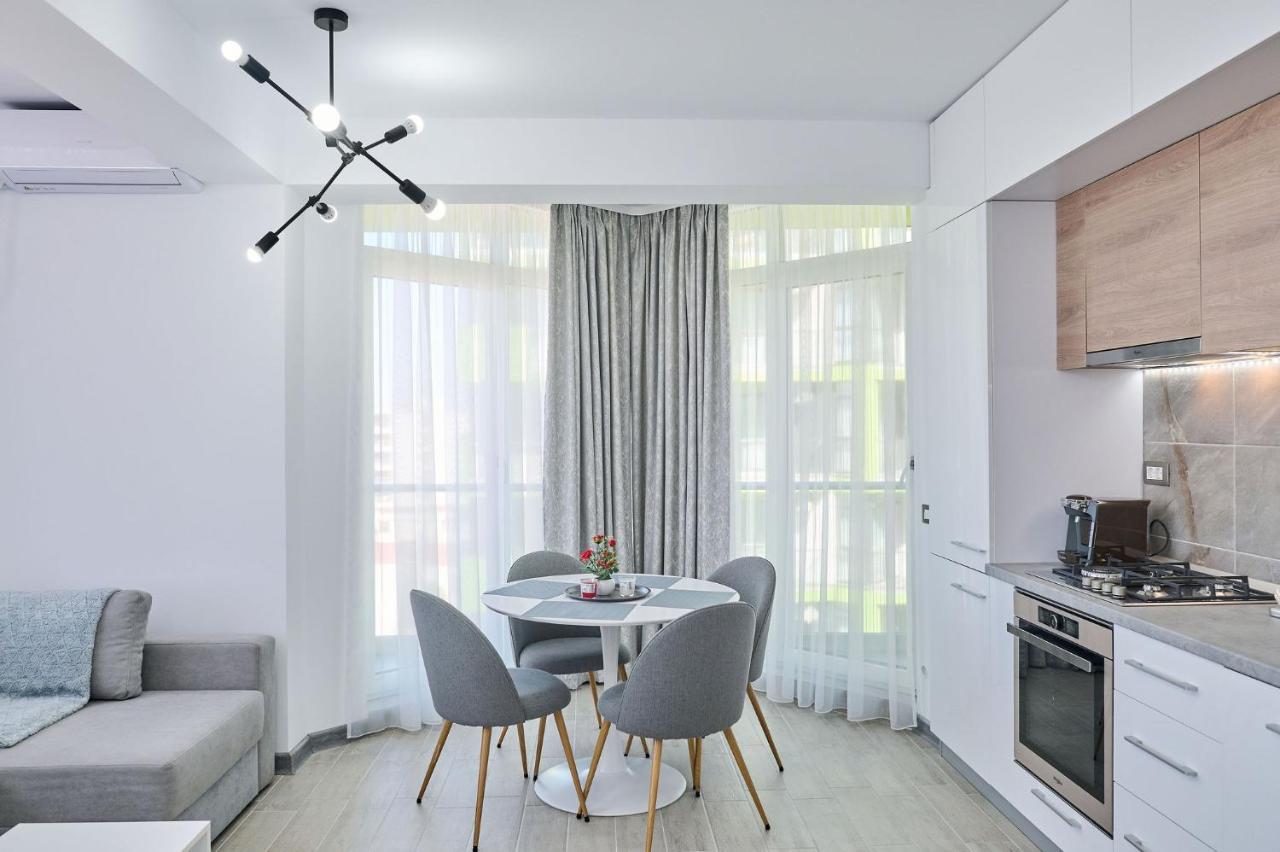 Seascape Apartment Spa N Pool Beach Resort Mamaia Buitenkant foto